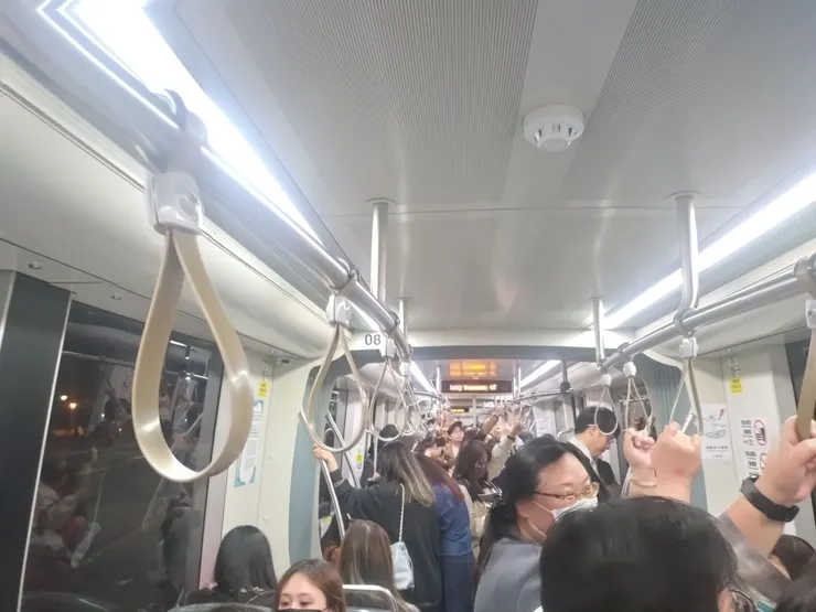 人山人海的高雄輕軌