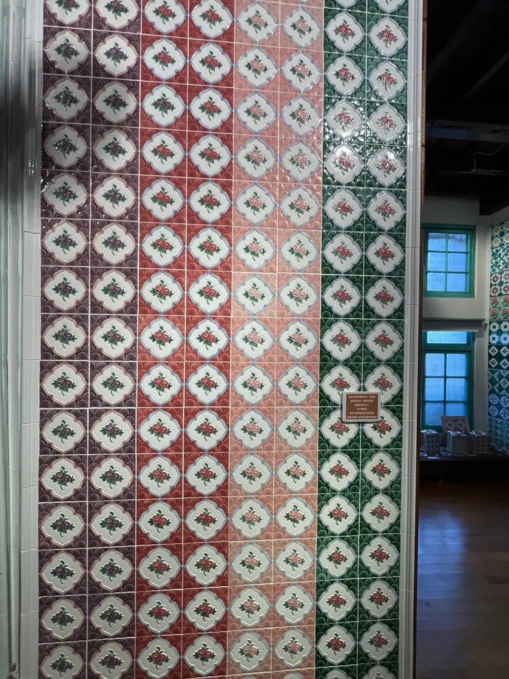 導覽人員說情侶一定要來摸的玫瑰花磚