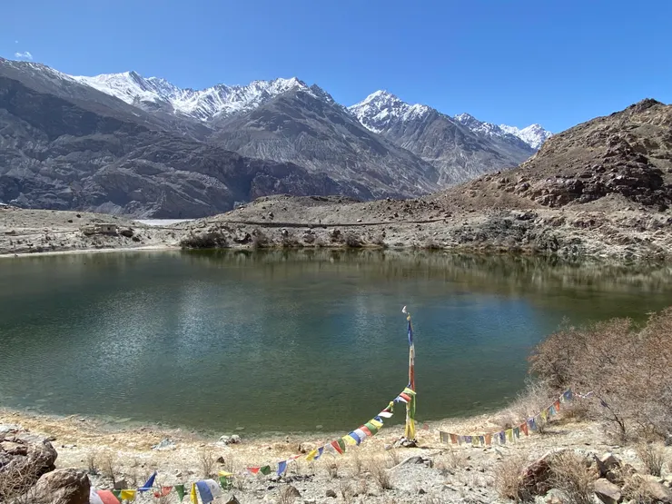 寧靜的湖面,空靈的場域,遠眺的雪山,就算沒有感受什麼電波,眼睛也已經被療育了