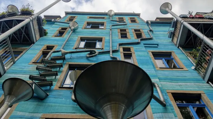 兩德統一後，1999年完成的藝術街區Kunsthofpassage，牆面有許多不同主題