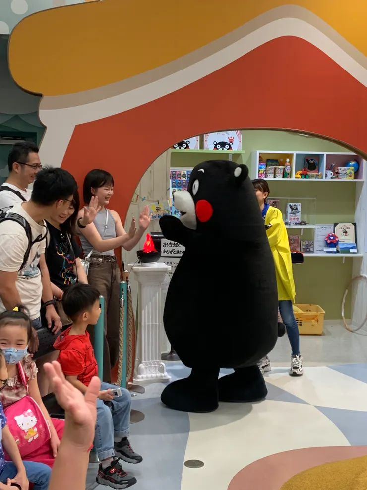 跟場邊觀眾互動的部長