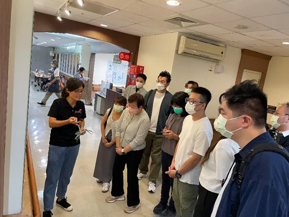 香港「社會服務聯會」一行人逐層參訪軟硬體設施。