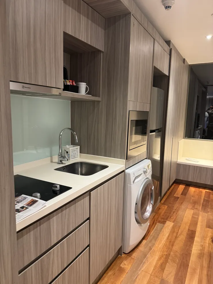 有流理台 、微波爐，冰箱、洗衣機