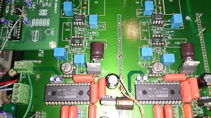 I/V 轉換與輸出 buffer，RC 濾波元件則焊在電路板背面