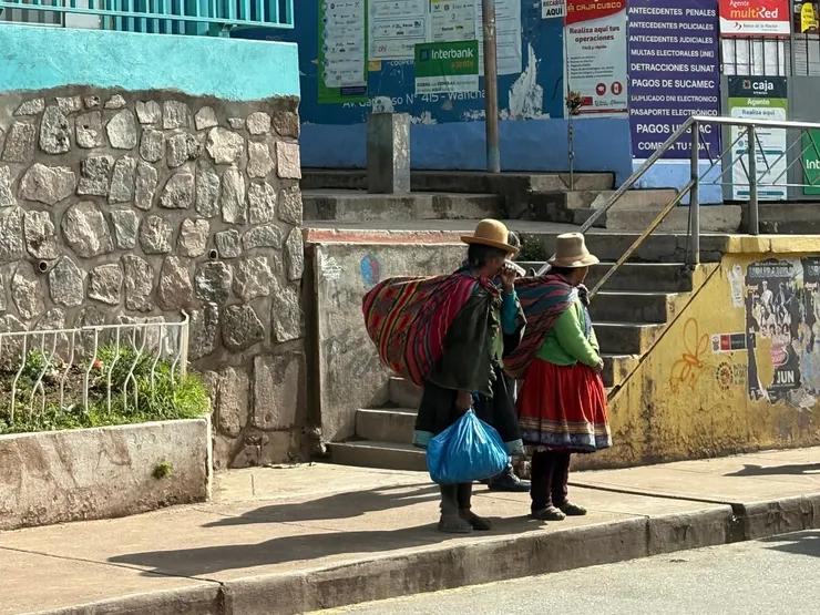 街上穿著傳統服飾的庫斯科婦女