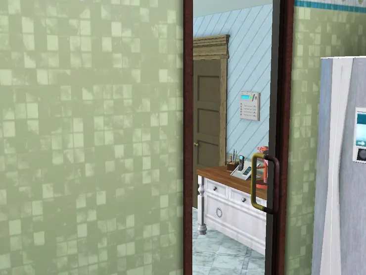 透過廚房的玻璃門能看到廳的情形。