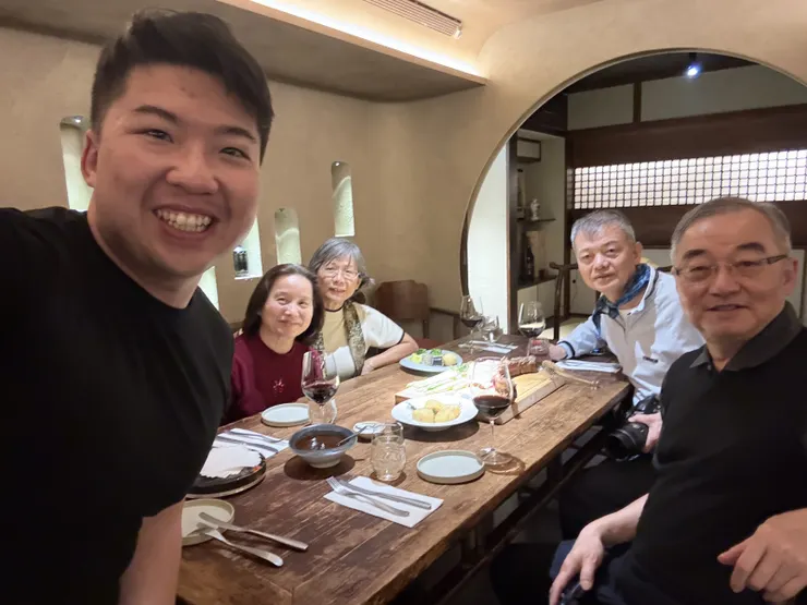 【孫女到校兩老轉身晃悠好時光 街頭閒逛約會同學老友和泡湯！2/26與同學易皇伉儷在兒子同學士鋒開的FLOW&GALLERY餐廳。