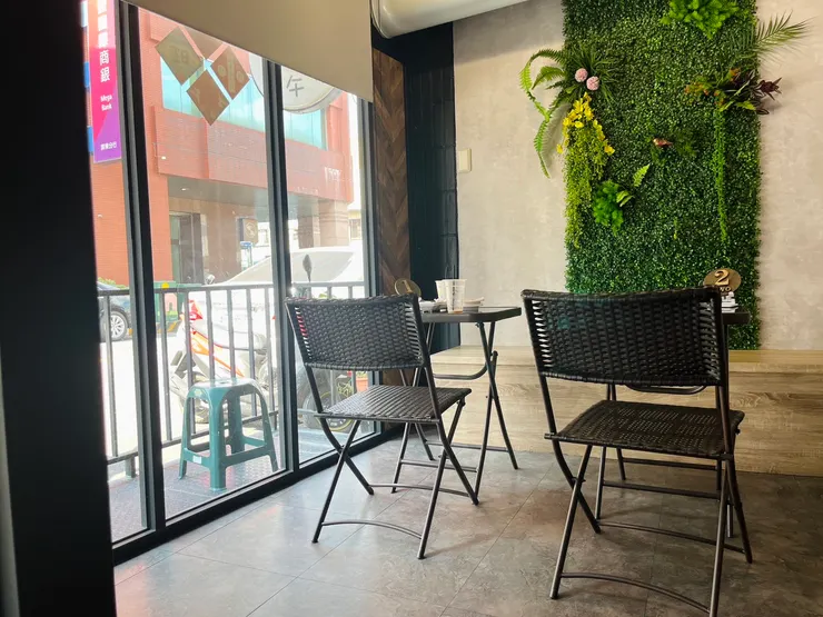 店內擺設走文青風，但燈光有點昏暗