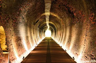 隧道頂部還留著電車線吊臂