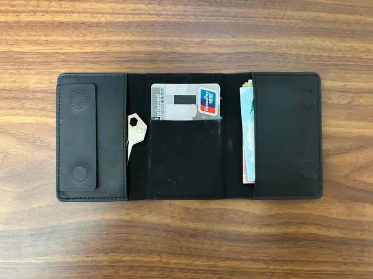 我買的磁吸錢包，能夠吸附在我的手機殼上，變成手機的「小書包」