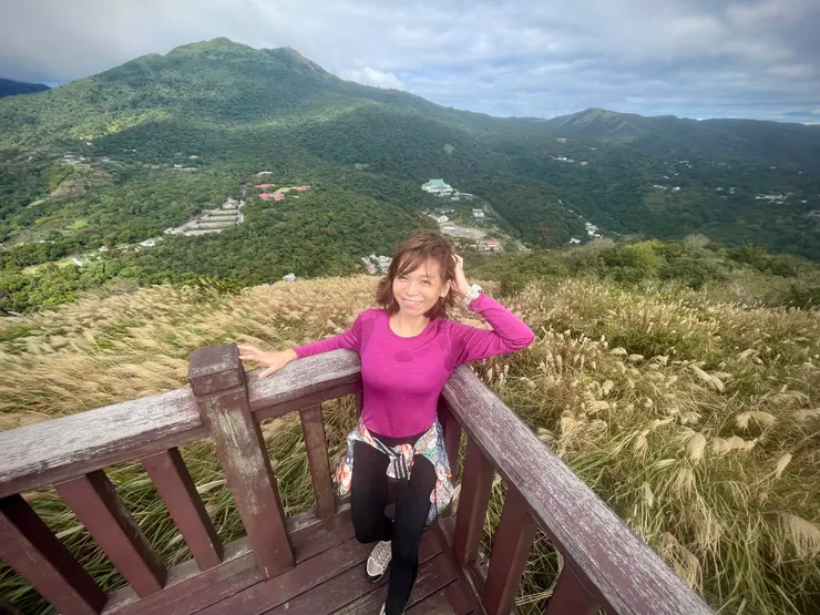 山頂觀景台直面七星山主峰與東峰、中山樓、遊客中心