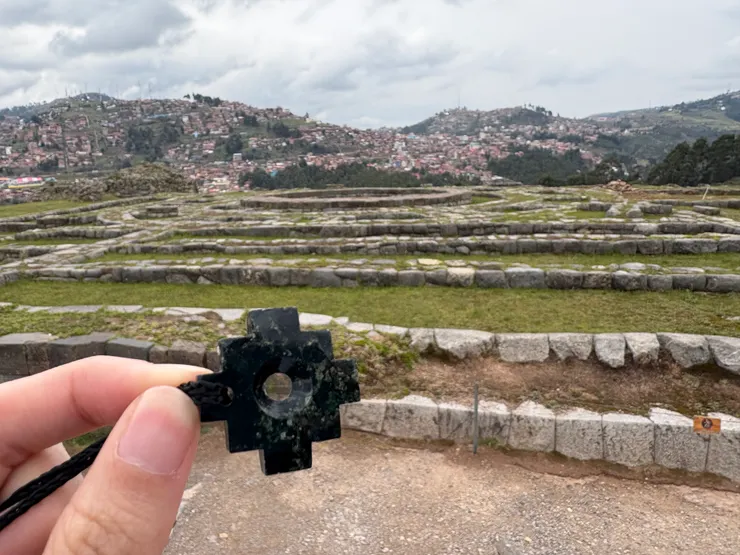 捧場買了個印加十字當作來到這裡的紀念，印象中也不貴，希望他是真的藝術家而不是無良商人😆