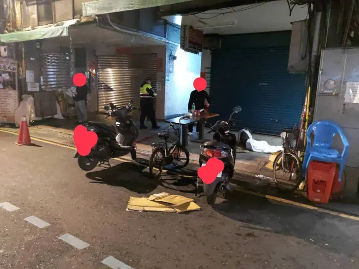 有時是警車駛過作巡邏，有時是警員步行巡邏；而步行巡邏大多是一人，有時會看見員警站在西昌街的巷弄出入口，做站崗的動作約莫五分鐘。