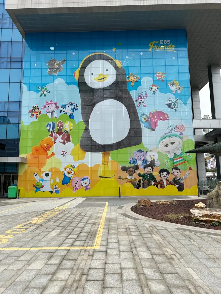 這面牆在建築本體後面差點找不到