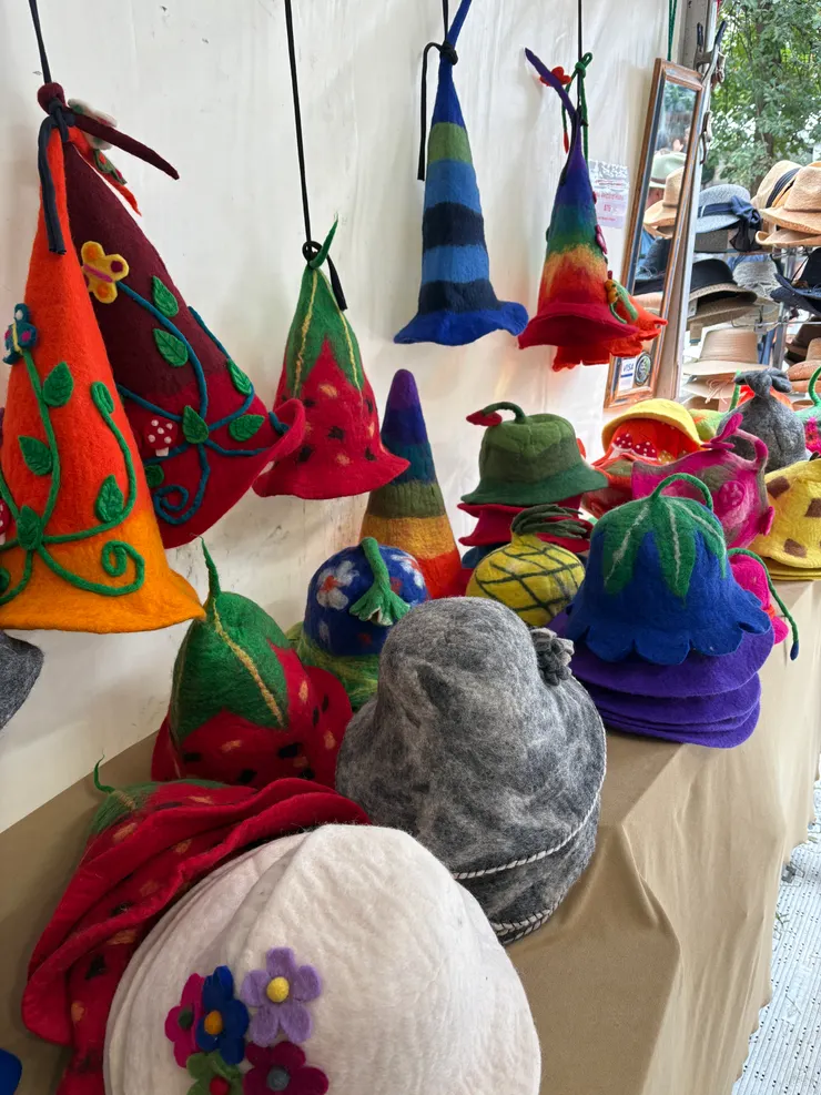 各種吸睛的帽子，讓遊客忍不住試戴。