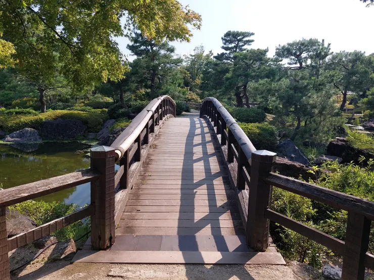 進庭園時稍微往前走，就會先看到彎彎的木橋還有超漂亮的池塘