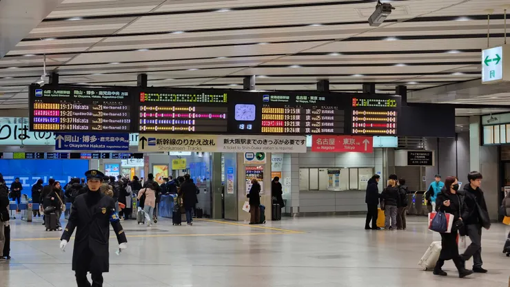 滿滿的車次和人流便是大車站每晚的日常