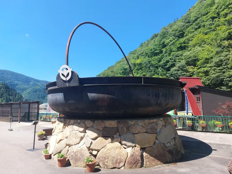 日本一宿儺鍋近看真的超巨大，大到畫面都要裝不下了