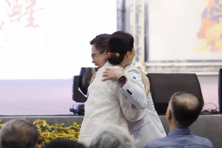 小樹傳愛協會發起人 Dammy 老師與外貿協會 黃志芳 董事長現場示範擁抱心運動。(圖/社團法人小樹傳愛協會提供)