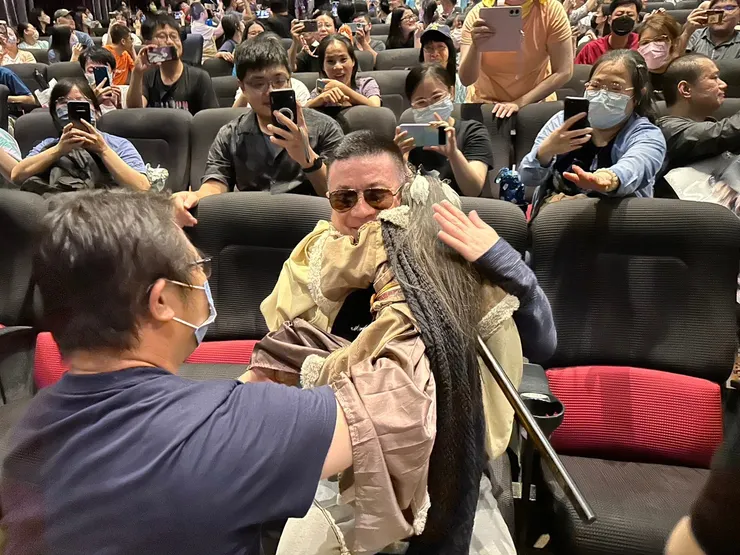 東離劍遊紀4特映會上,虛淵玄和殤不患的擁抱。