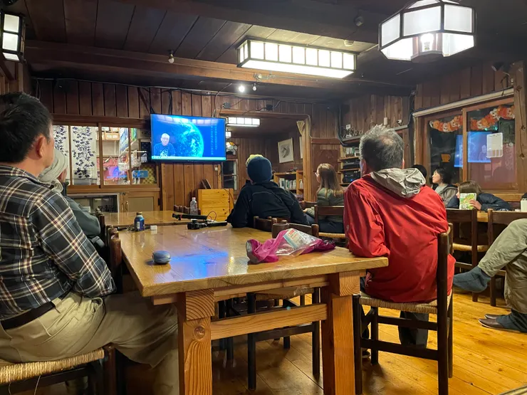 晚餐後播放的登山影片