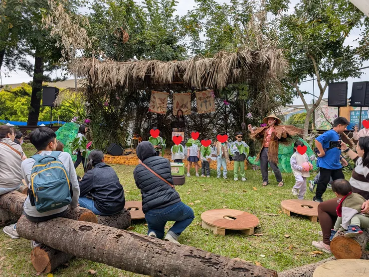 地點:綠原舞台,與傳統蓑衣合影