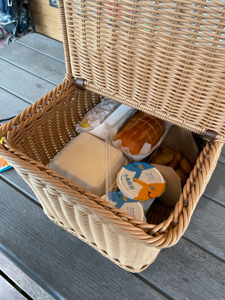 早餐蠻多的，而且放籃子裡拿回來很有feel~