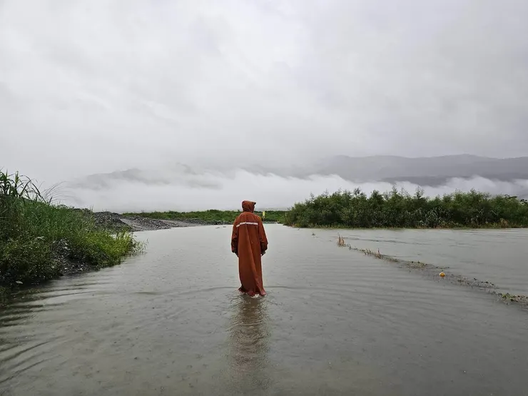 馬路與田園失去了邊際，就像淚水和雨水已融為一體。