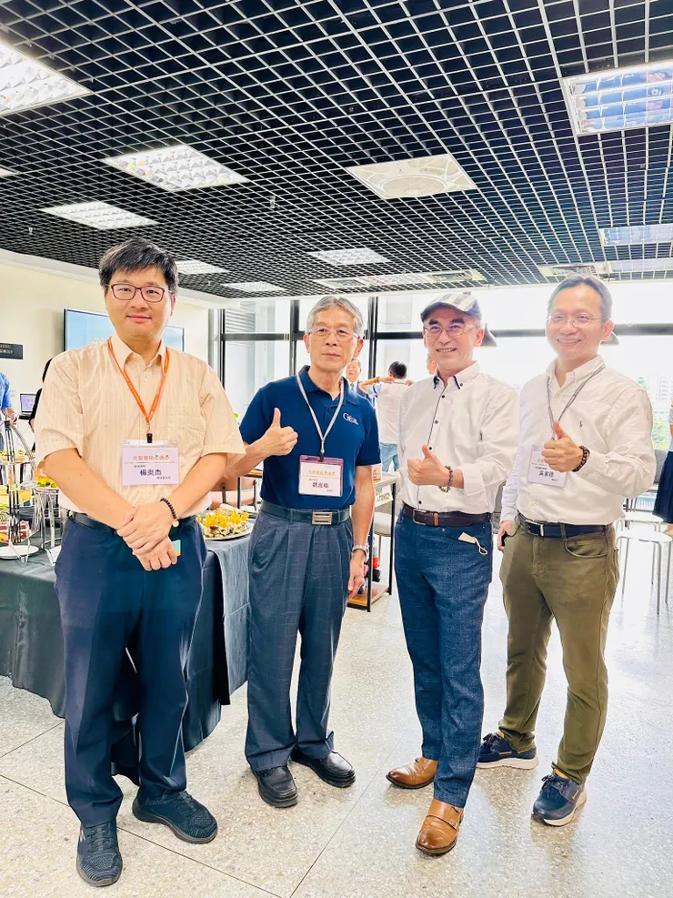 有一陣子沒跟優秀的作家：吳家德 學長合照了