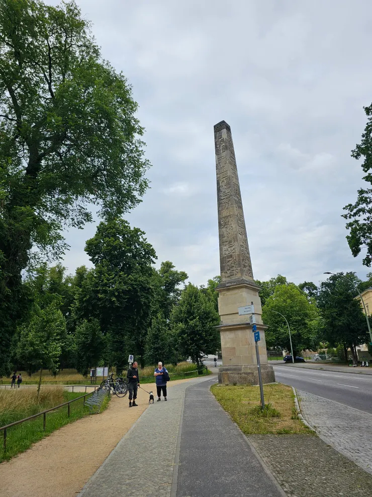 從方尖碑左轉就到了無憂宮