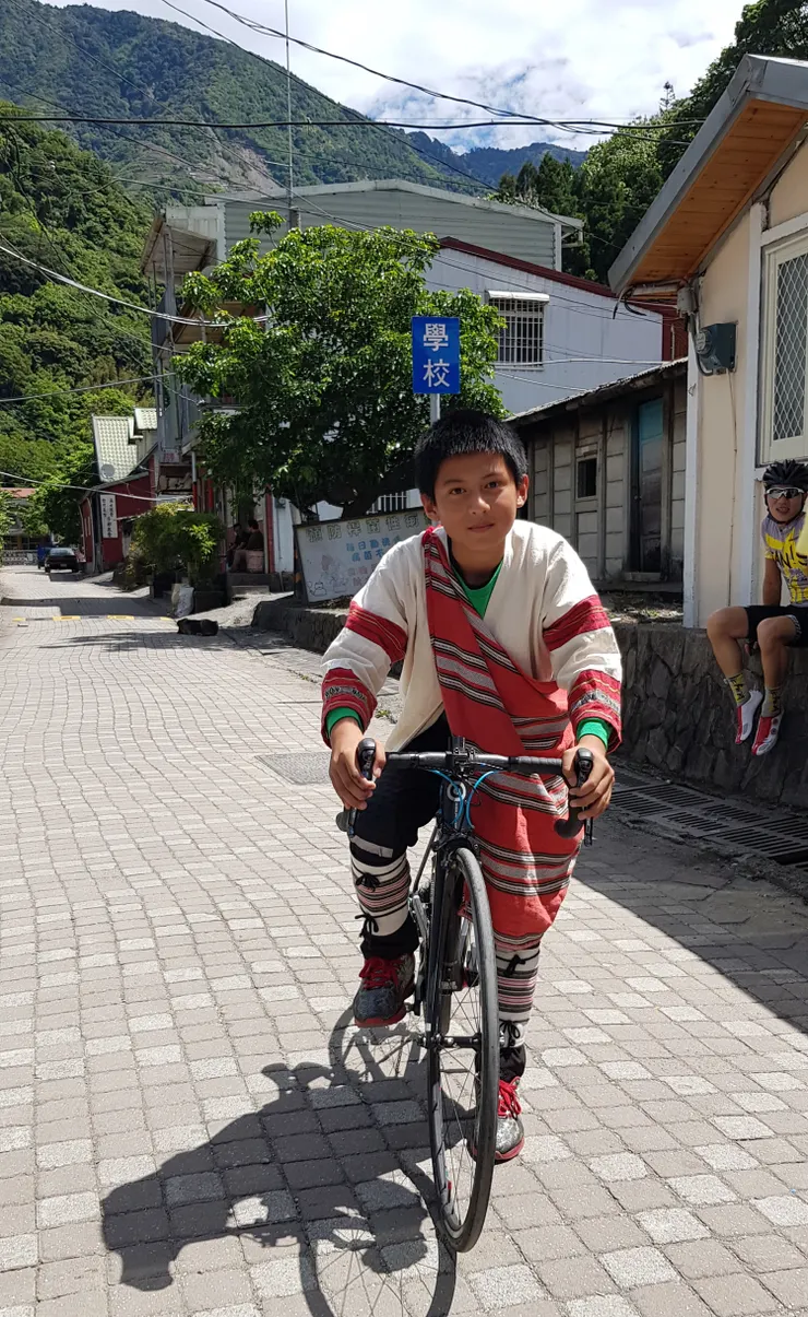 好奇公路車的阿凱騎著我的單車,他說:我以後也想要騎。