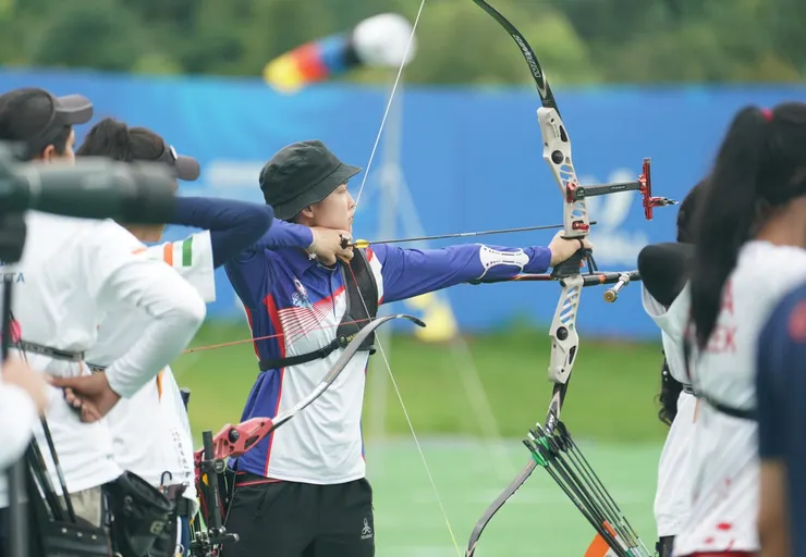 成都世大運彭家楙選手在反曲弓女子資格排位賽，射出4箭正中靶心,以24支10分箭獲得653分名列第7。