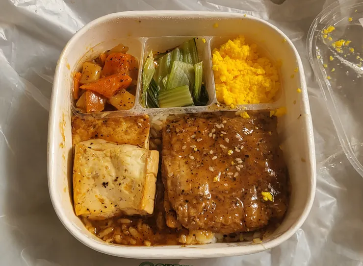 菜色很滿有五種，放得很滿挺讚的