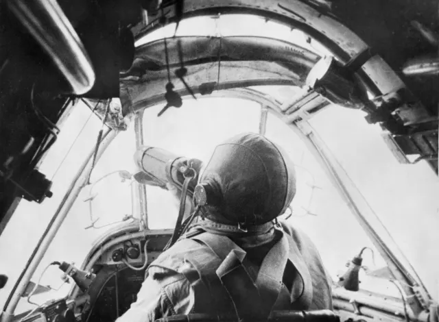 戰鬥期間,澳洲皇家空軍第30中隊飛行員 Torchy Uren 中尉在他的博福特戰鬥機駕駛艙內喝水