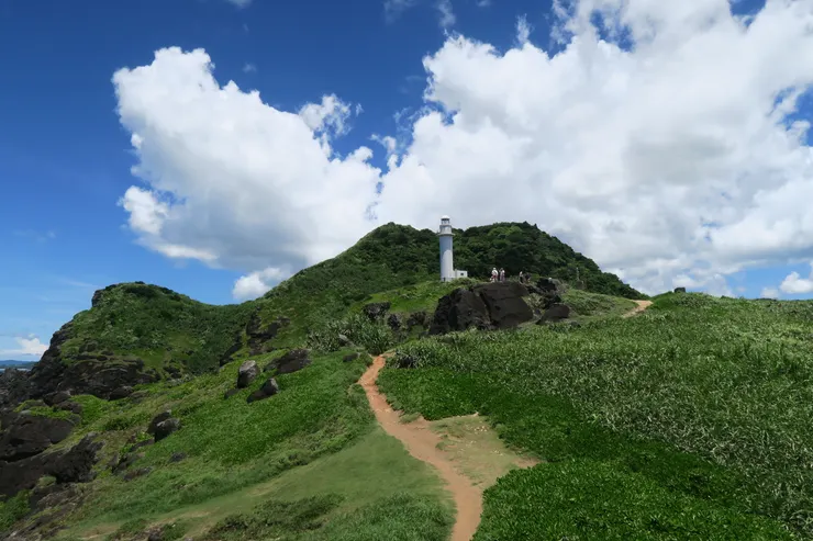 試著要把小徑走完，但路越來越崎嶇，只好到一個定點就往回拍照。聽說春天這邊會有砲百合，花景應該是不錯。