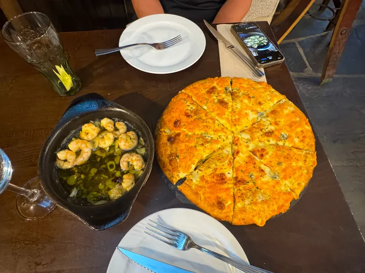 晚餐點了我們愛吃的蝦和起司披薩！美味極了～～