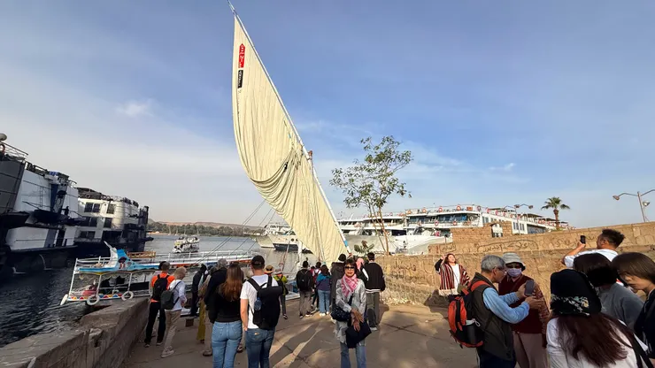 河輪就在旁邊，走路來搭風帆船。