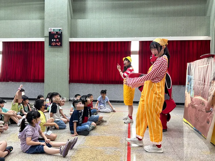 這些表演的哥哥姊姊真的使出渾身解數，非常熱情！