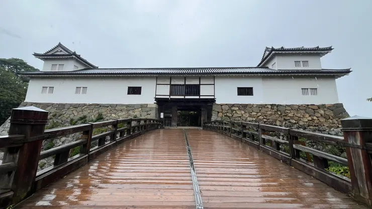 專家多認為,天秤櫓並非原創於彥根城,而是由其他城郭移築,再依地形重新配置。