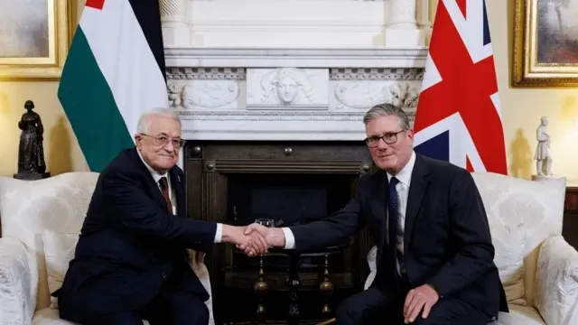 英國首相施凱爾(右)與巴勒斯坦權力機構領導人馬哈茂德·阿巴斯(圖:BBC)