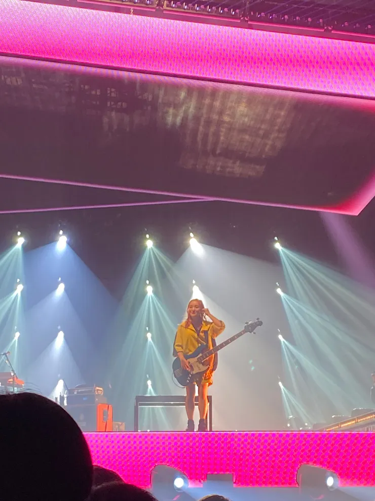 這段的氣氛變得很活潑很可愛，ikura 也會很頻繁的在舞台上左跑右跑