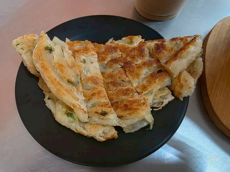 蔥抓餅酥脆乾爽帶點焦香味，不會過於油膩，想吃可以點。