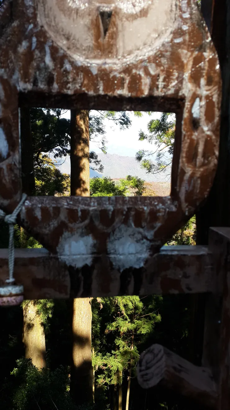 從這個窗口看出去可以看一座山頂 名字忘了....