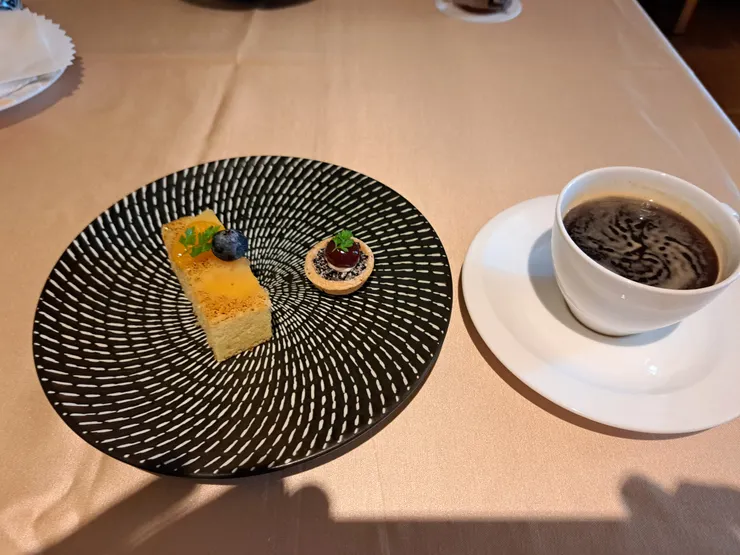 金箔甜點佐熱美式咖啡,最對味