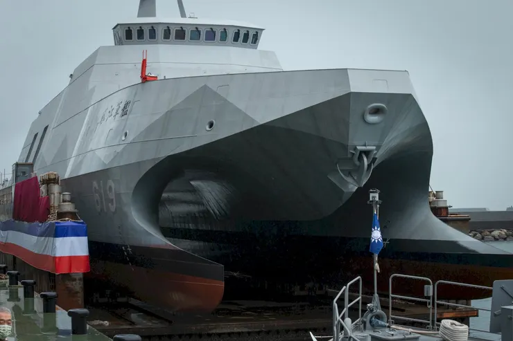 沱江級巡邏艦採用雙體船設計,與當時中國的022型飛彈快艇類似,以加大酬載武器系統的空間。