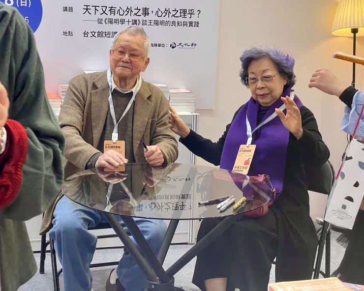 作家黃春明和太太林美音快閃聯合文學攤位