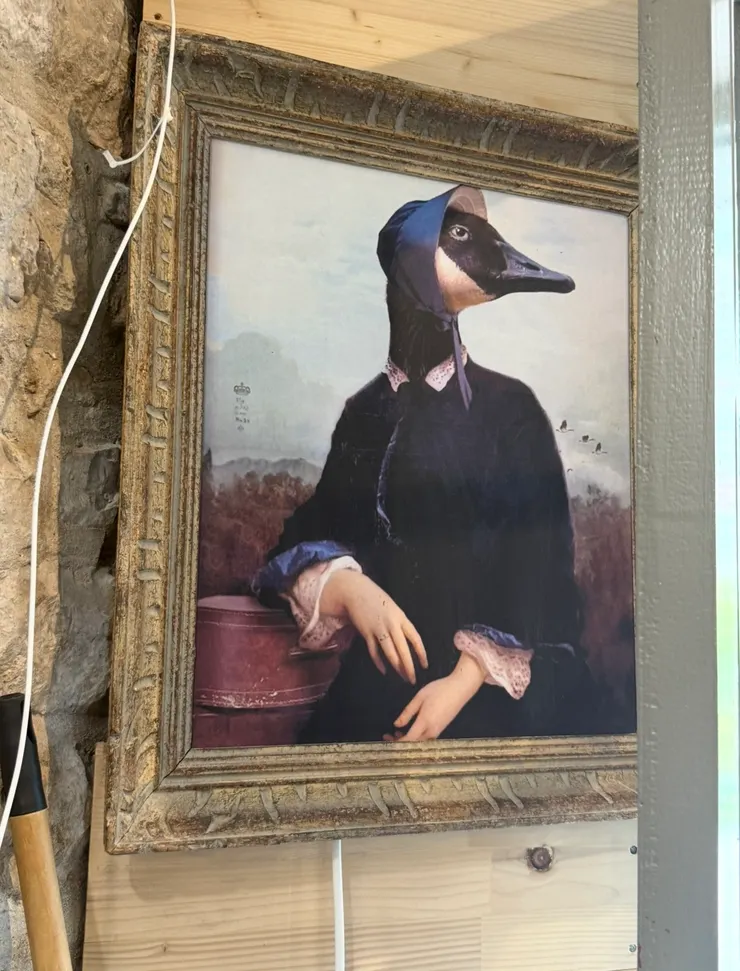 牆上有趣的畫,不知道原作者要哭還是要笑