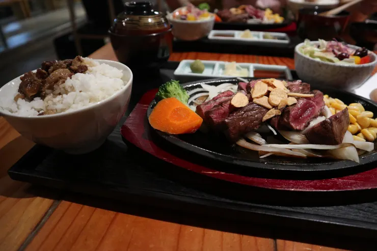 2019年她生日那次吃的牛排,後來也收了