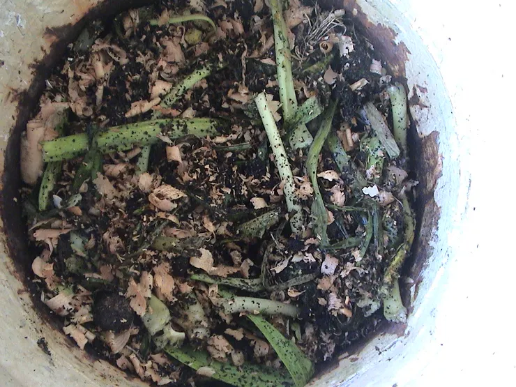 資材要時而翻動攪拌