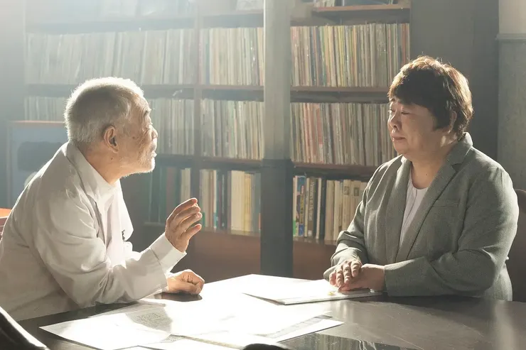 對自己有性別認同疑惑的堀井忍（塚地武雅），幸好得到院長（柄本明）支持而留在聖心醫院工作